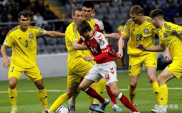 今日焦点战预告16:45 澳超赛场 悉尼FC VS 惠灵顿凤凰 惠灵顿凤凰强势出击能否在客场全身而退？01:30 意甲赛事 那不勒斯 VS 蒙扎 那不勒斯欲在主场迎来反弹重返欧战区!02:45 葡超赛场 本菲卡 VS 法马利卡奥 本菲卡对榜首之位虎视眈眈，法马利卡奥客场之旅恐难以全身而退？03:45 意甲赛事 热那亚 VS 国际米兰 国米已连续多场赛事保持不败，火“热”势头欲继续延续？ 事件那不勒斯后卫纳坦肩膀脱臼，马扎里：队医说他将缺席一个半月那不勒斯主帅马扎里称，后卫纳坦因肩膀脱臼将缺席一个半月时间。
